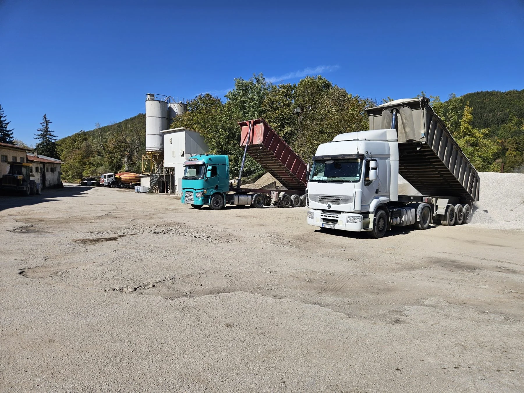 Разтоварване на инертни материали в бетоновата база